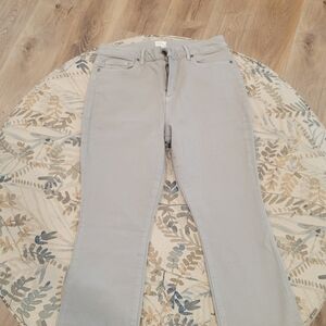 ANN MASHBURN Straight Leg Jeans in Light Gray